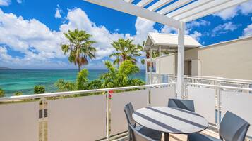 Quarto superior, 1 quarto, 2 banheiros, vista para o mar | Terraço/pátio