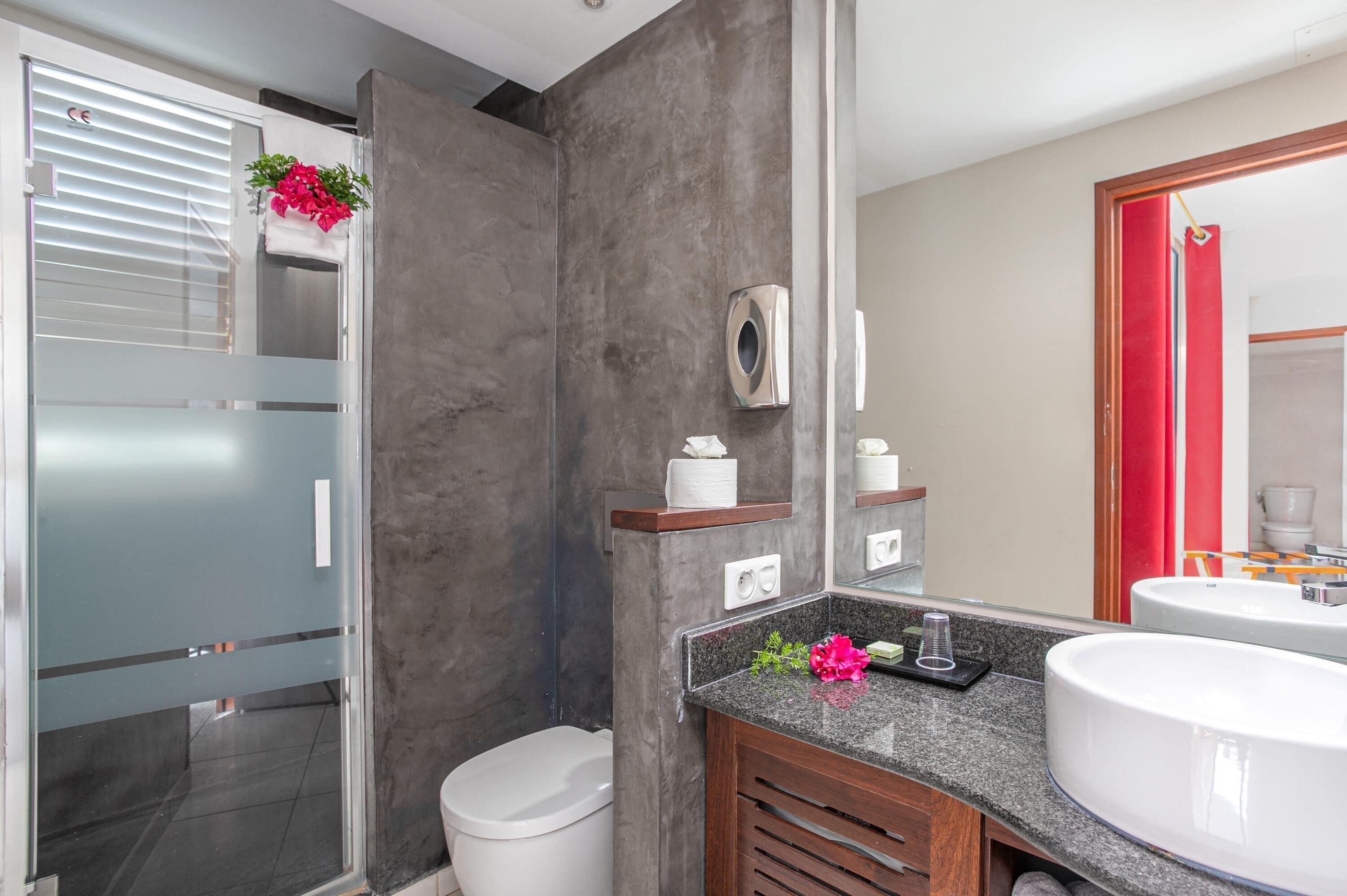 Ein modernes Badezimmer mit Dusche, Toilette und Waschtisch.