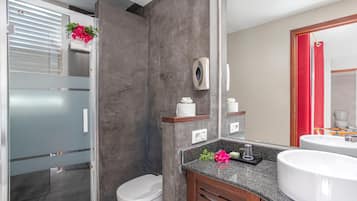 Ein modernes Badezimmer mit Dusche, Toilette und Waschtisch.