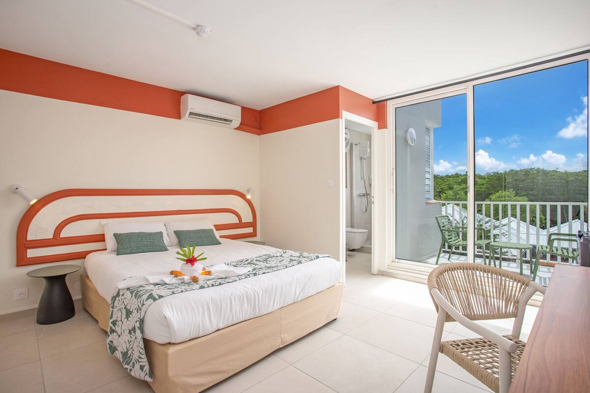 Comfort Room | In-room safe, desk, laptop workspace, blackout curtains
