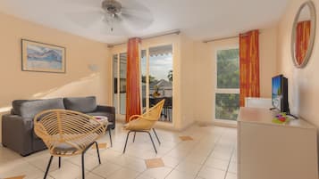 Appartement, 1 slaapkamer, kitchenette | Een kluis op de kamer, een bureau, een laptopwerkplek