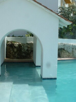2 outdoor pools - Delaporte Point Oceanfront Townhouse (Nassau)