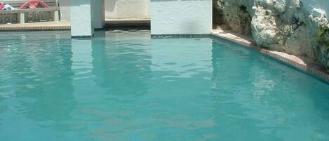 2 albercas al aire libre