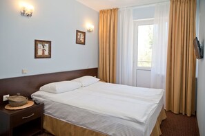 高級客房 (Silver) | 客房內保險箱、書桌、筆電工作空間、遮光布/窗簾