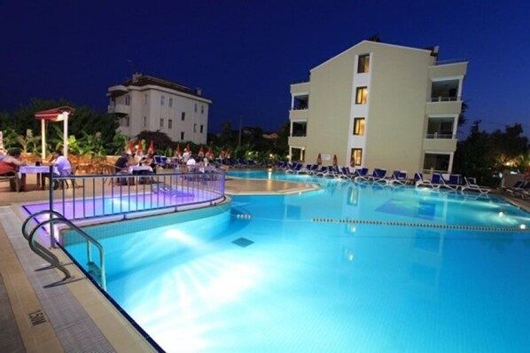Outdoor pool, pool umbrellas, sun loungers - Candan Apart (Marmaris)