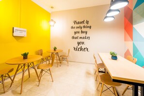 Petit déjeuner complet (8 AZN par personne)