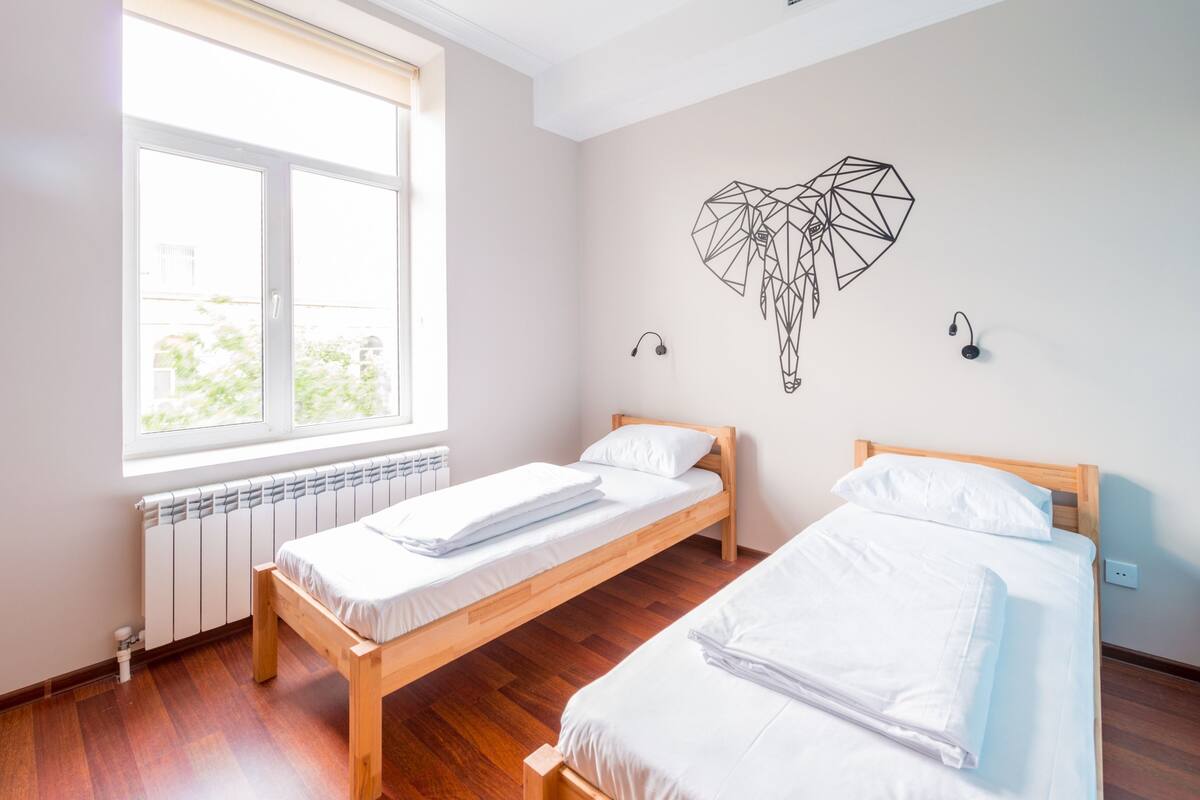 Standard Twin Room, Private Bathroom | In-room safe, soundproofing, WiFi (free), bed sheets