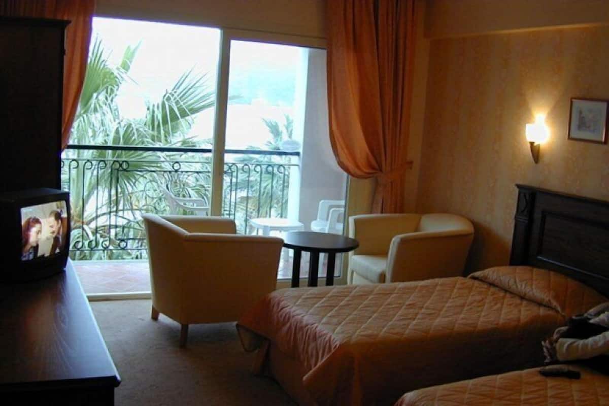 Minibar, in-room safe, desk, free WiFi