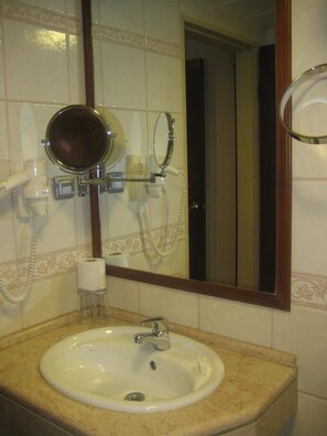 A bathroom with a sink, mirror, and telephone. - Candan Beach Hotel (Marmaris)