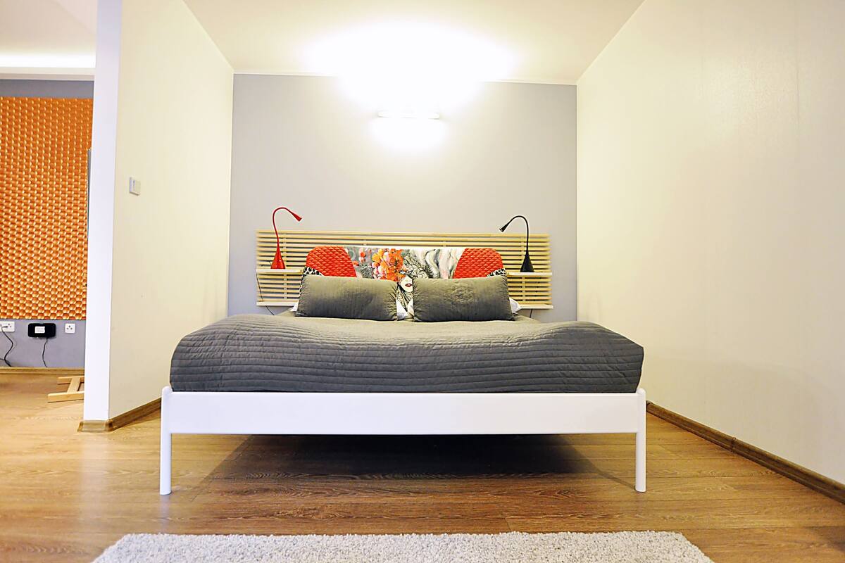 Comfort Studio Suite (III) | Premium bedding, iron/ironing board, cribs (free), WiFi (free)
