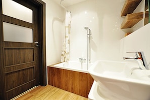 Comfort Studio Suite (III) | Bathroom | Shower, free toiletries, hair dryer, towels - Designomania Apartments by Vistula River (Kraków)