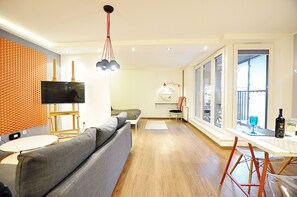 Comfort Studio Suite (III) | Living area | Flat-screen TV - Designomania Apartments by Vistula River (Kraków)