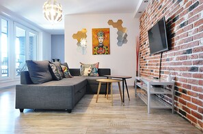 Comfort Studio Suite (II) | Living area | Flat-screen TV