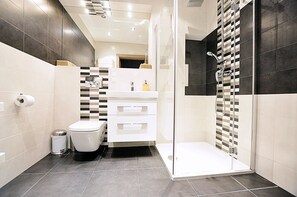 Comfort Studio Suite, Terrace (I) | Bathroom | Shower, free toiletries, hair dryer, towels - Designomania Apartments by Vistula River (Kraków)