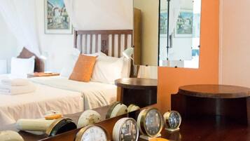 Täysikokoinen jääkaappi, mikroaaltouuni, vedenkeitin