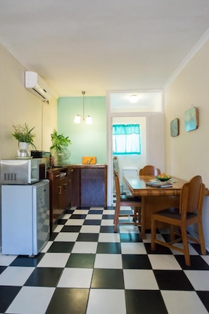 Full-sized fridge, microwave, electric kettle