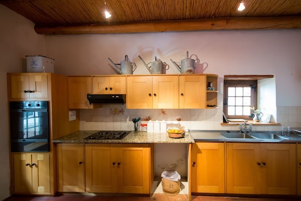 Full-sized fridge, oven, stovetop