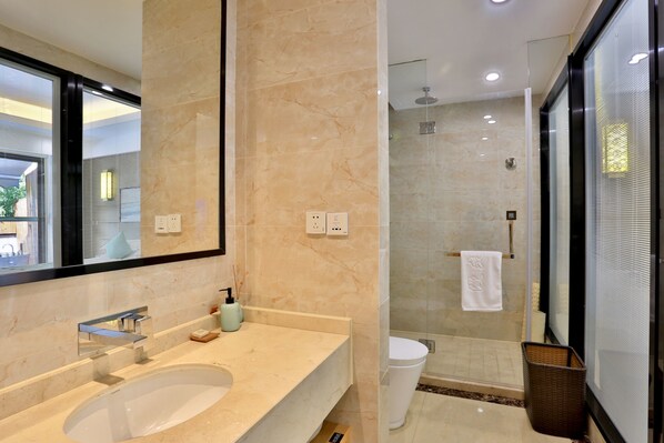 A modern bathroom with a marble sink, a large mirror, and a glass-enclosed shower area. - Hiking Hotel Hangzhou (Hangzhou)