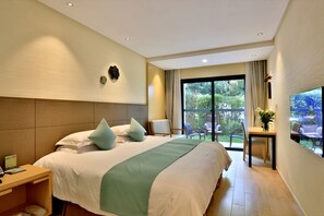 Minibar, skrivebord, mørklægningsgardiner, strygejern/strygebræt