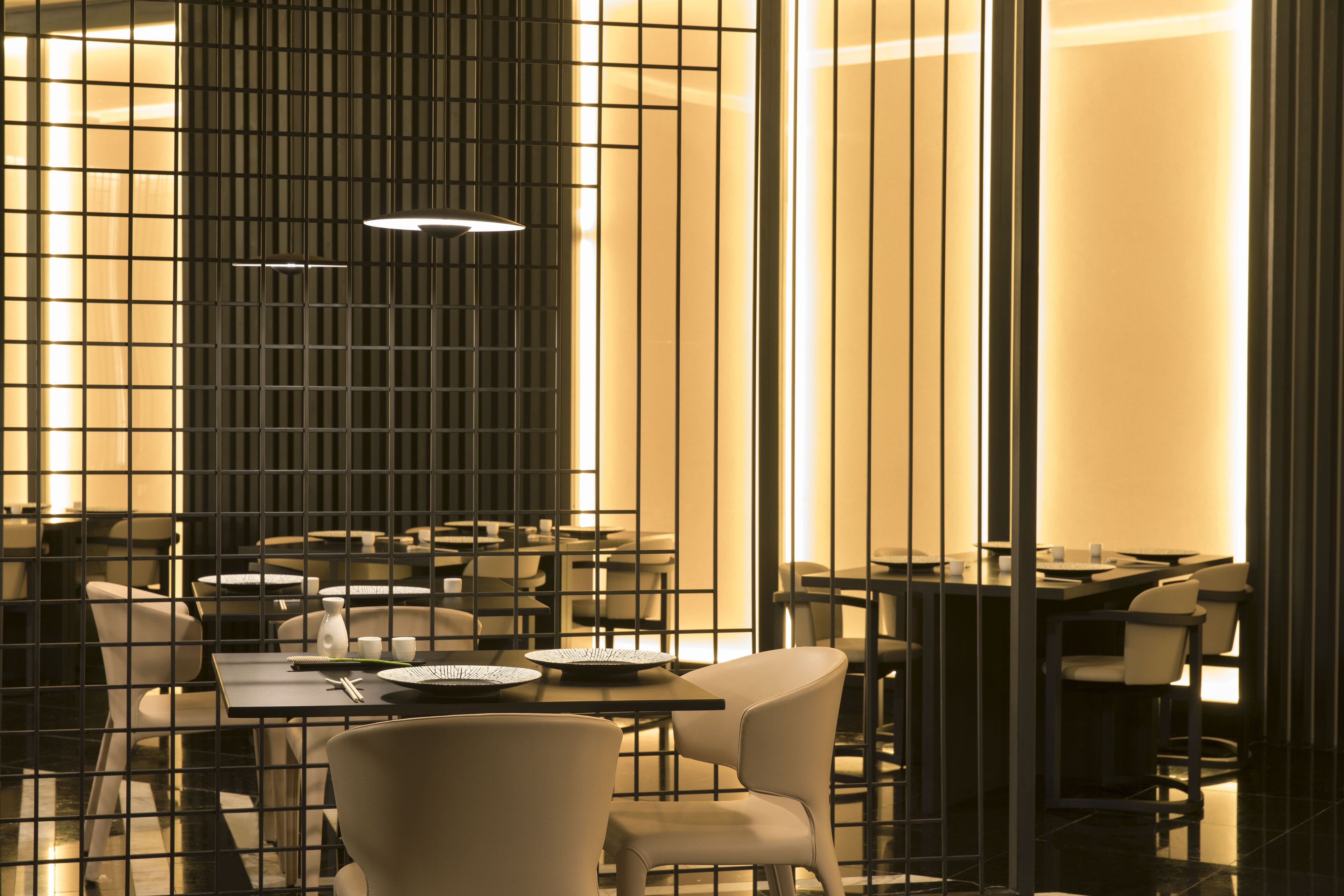 11 restaurants; breakfast, lunch, and dinner served