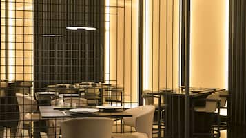 11 restaurants; breakfast, lunch, and dinner served