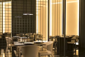11 restaurants; breakfast, lunch, and dinner served