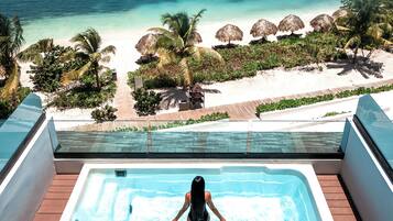 Junior Suite with Plunge Pool Ocean Front | Peralatan tempat tidur premium, bar mini, peti besi dalam bilik