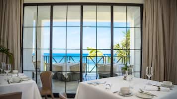 11 restaurantes; se sirven desayunos, almuerzos y cocina francesa