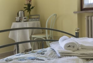 Individually furnished, desk, soundproofing, iron/ironing board - Camere Mariella (Assisi)