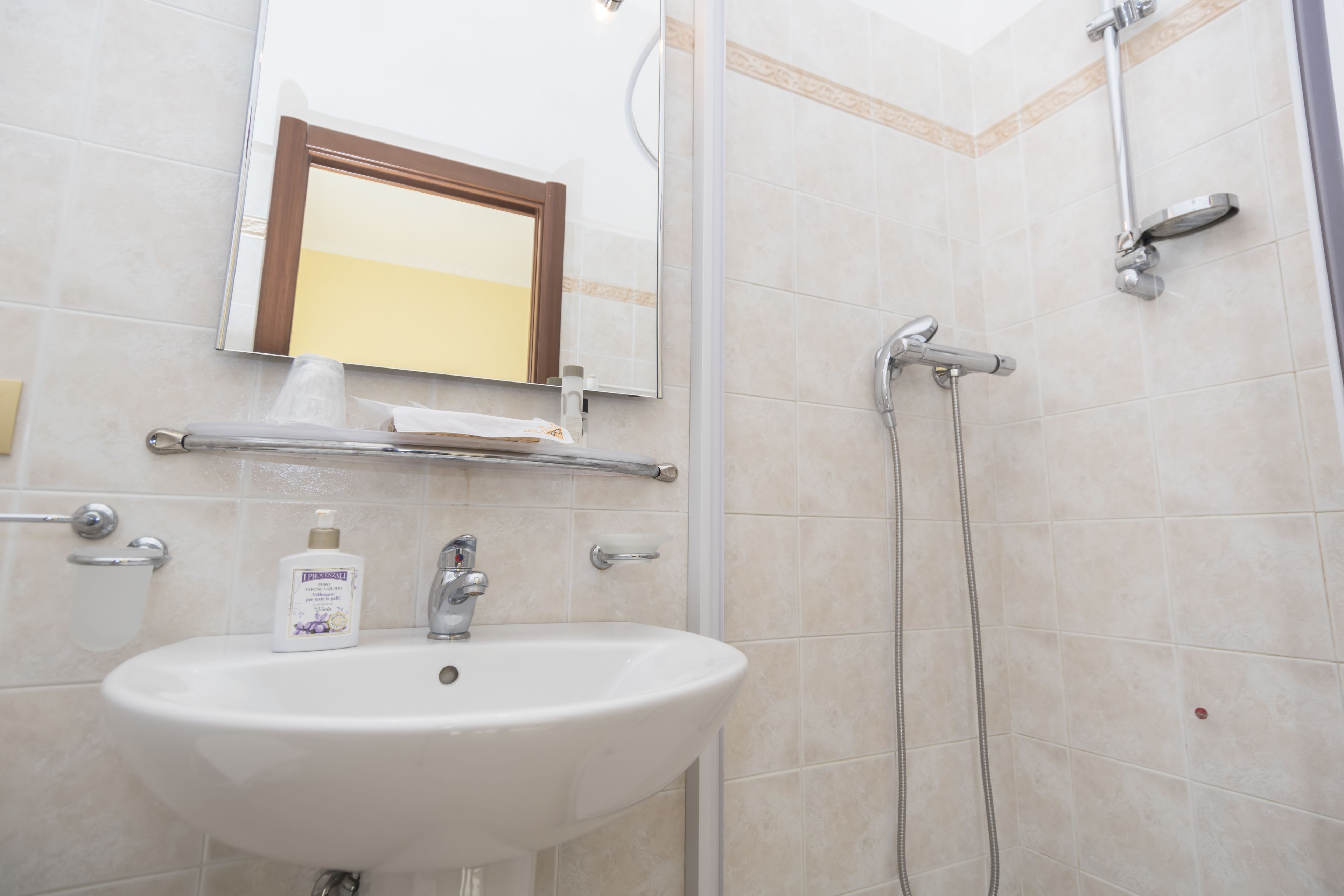 Doccia, set di cortesia gratuito, asciugacapelli, bidet