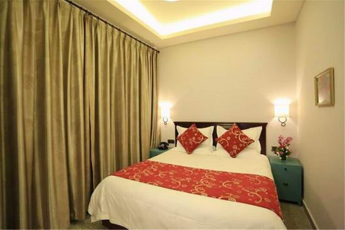 In-room safe, blackout curtains, free WiFi, bed sheets