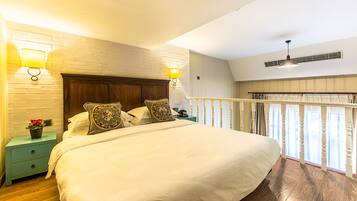 Quarto luxo, 1 cama Queen | Cofres nos quartos, cortinas blackout, Wi-Fi de cortesia, roupa de cama