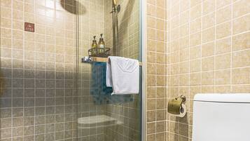 Family Quadruple Room | Bathroom