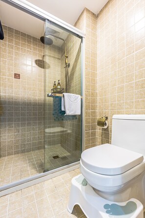 Kamar Quadruple Keluarga | Kamar mandi | Shower, perlengkapan mandi gratis, pengering rambut, dan sandal