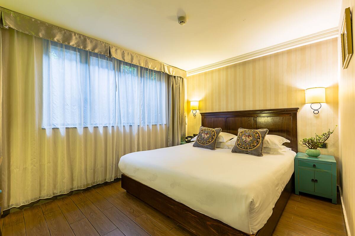 Standard Queen Room  | In-room safe, blackout curtains, free WiFi, bed sheets