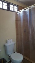 Apartamento, 1 quarto | Banheiro | Chuveiro, chuveiro com efeito de chuva, produtos de toalete grátis 