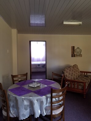 Apartment, 1 Schlafzimmer | Essbereich im Zimmer