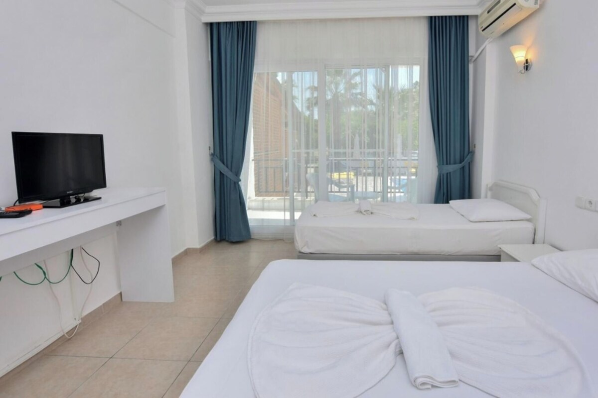 Minibar, WiFi (free), bed sheets