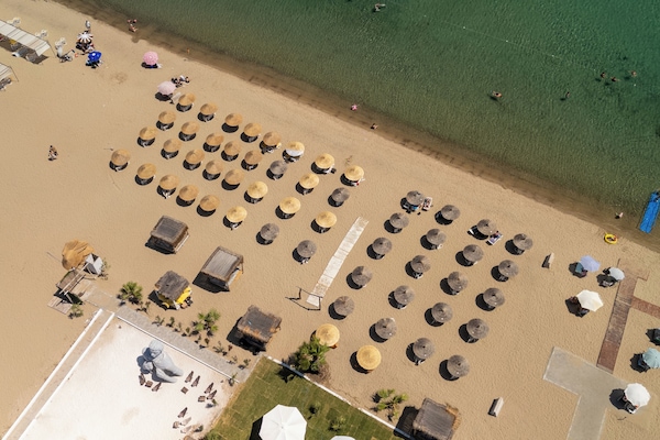 Beach nearby, beach bar