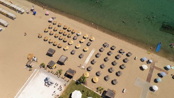 Playa en los alrededores y bar en la playa 