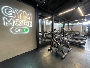 客房内保险箱、办公桌、免费 WiFi、床单