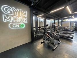 客房内保险箱、办公桌、免费 WiFi、床单