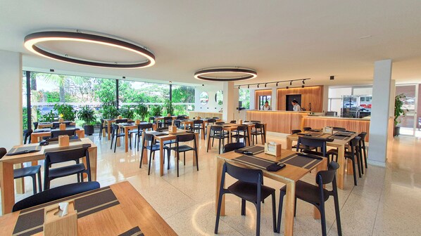 Se sirven desayunos, almuerzos y cenas; cocina italiana