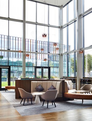 Serverer lunsj og middag