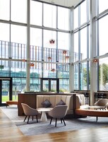 Προσφέρει μεσημεριανό και βραδινό