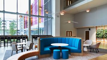 Serve almoço e jantar