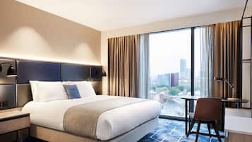 Seprai antialergi, minibar, brankas, dan meja kerja