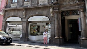 A historic building with a central entrance, multiple windows, and a sign for "Cinco Estrellas." - Hotel Palace Puebla (Puebla)