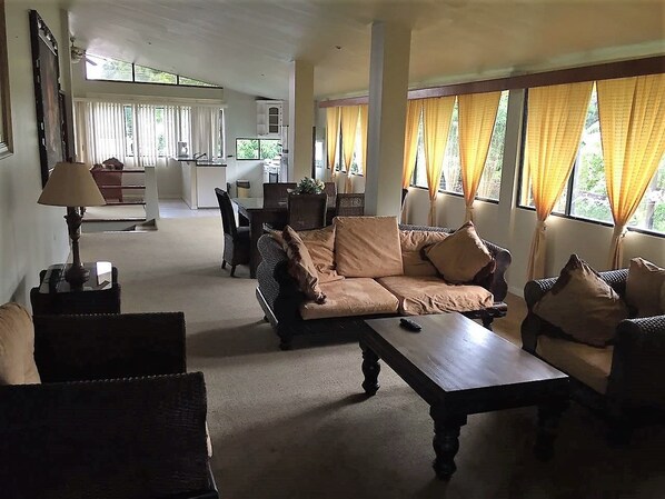 Panoramic Penthouse, Multiple Beds, Ocean View, Executive Level | Living room | Flat-screen TV - Flamingo Hotel and Casino (Bluefields)