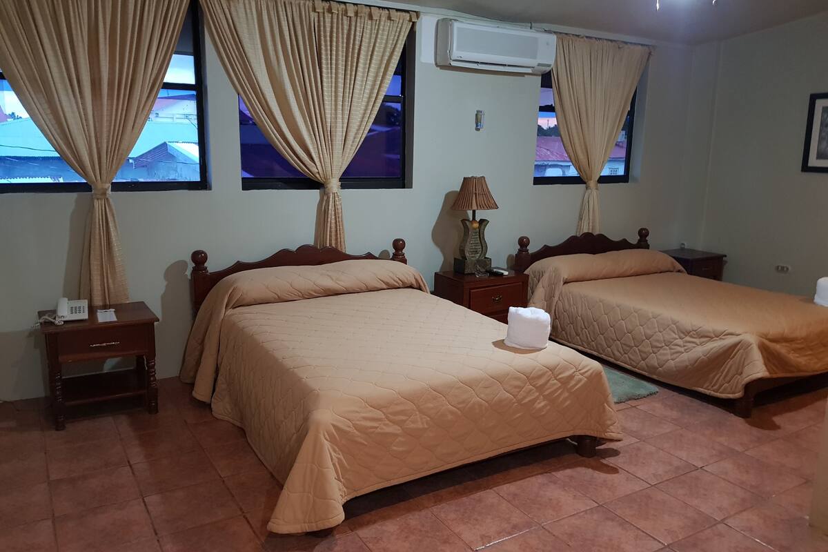 Suite empresarial, 2 camas matrimoniales | Escritorio, camas extra gratis y wifi gratis